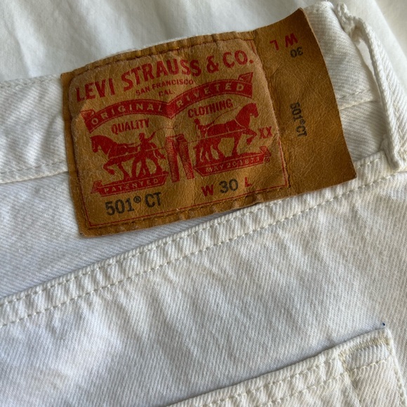 Levi’s Men’s White Jean Shorts Size 30 Waist. Great Condition! - Picture 3 of 3